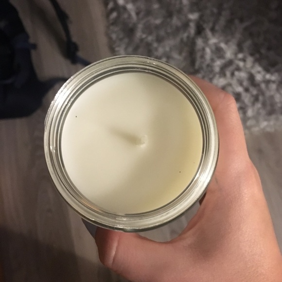 Bath & body works candle - Picture 2 of 2